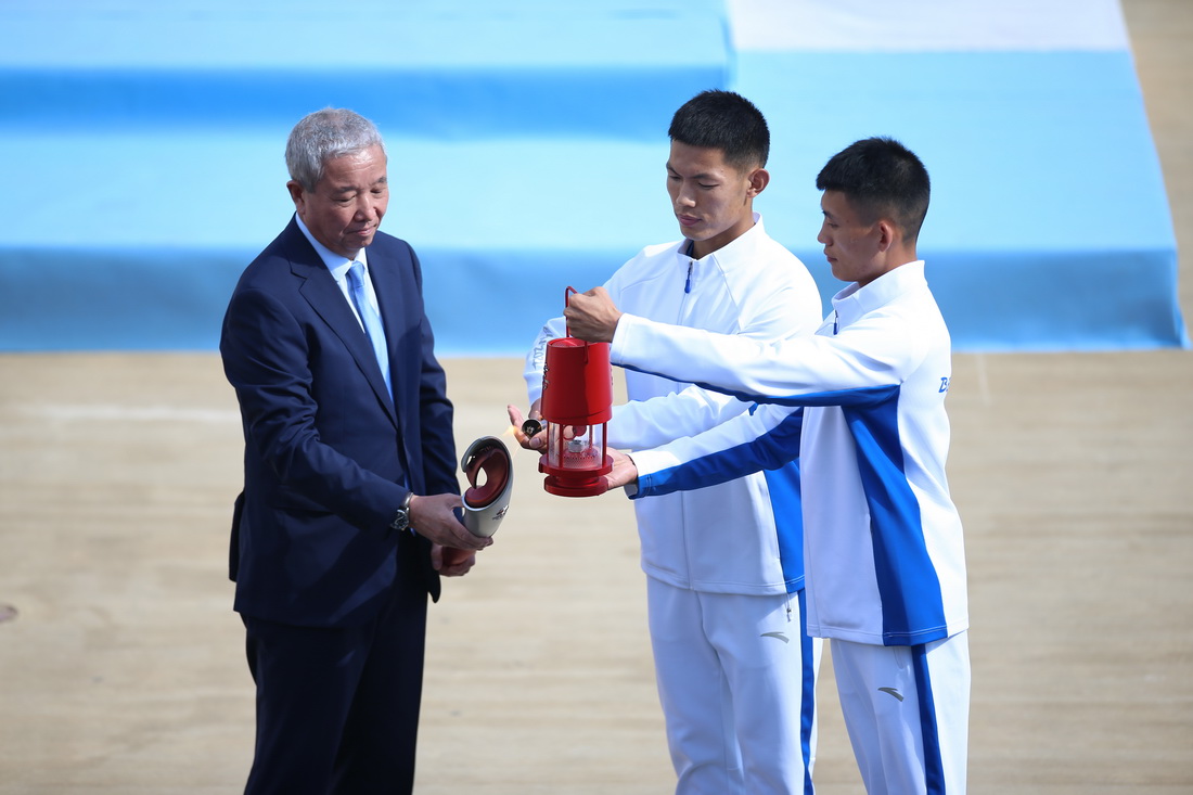 10月19日，北京冬奧組委特別代表、北京冬奧組委副主席於再清在交接儀式上引燃北京冬奧會火種燈。