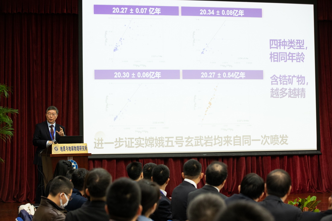 10月19日，在发布会现场，中国科学院院士李献华在介绍成果。
