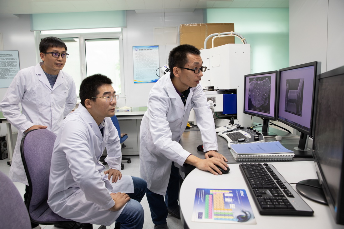 10月18日，在中科院地质与地球物理研究所电子显微镜实验室，团队科研人员在讨论实验进展。