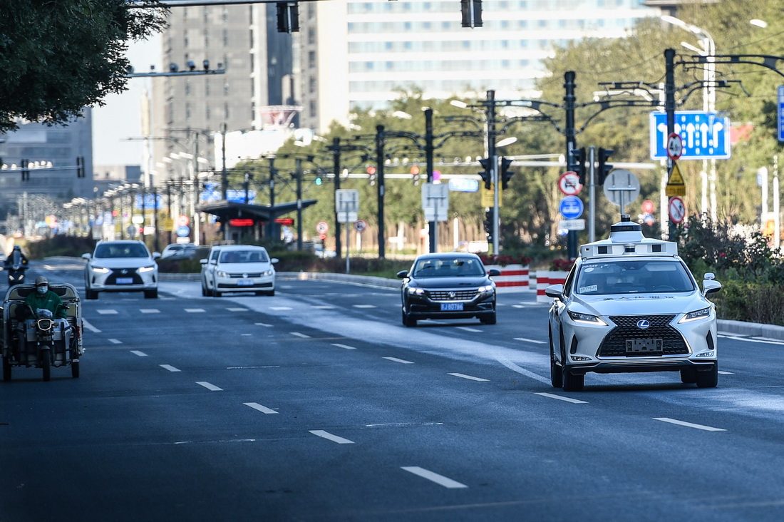 10月19日，無人駕駛測試車輛（右一）在北京市亦庄一處測試路段行駛。