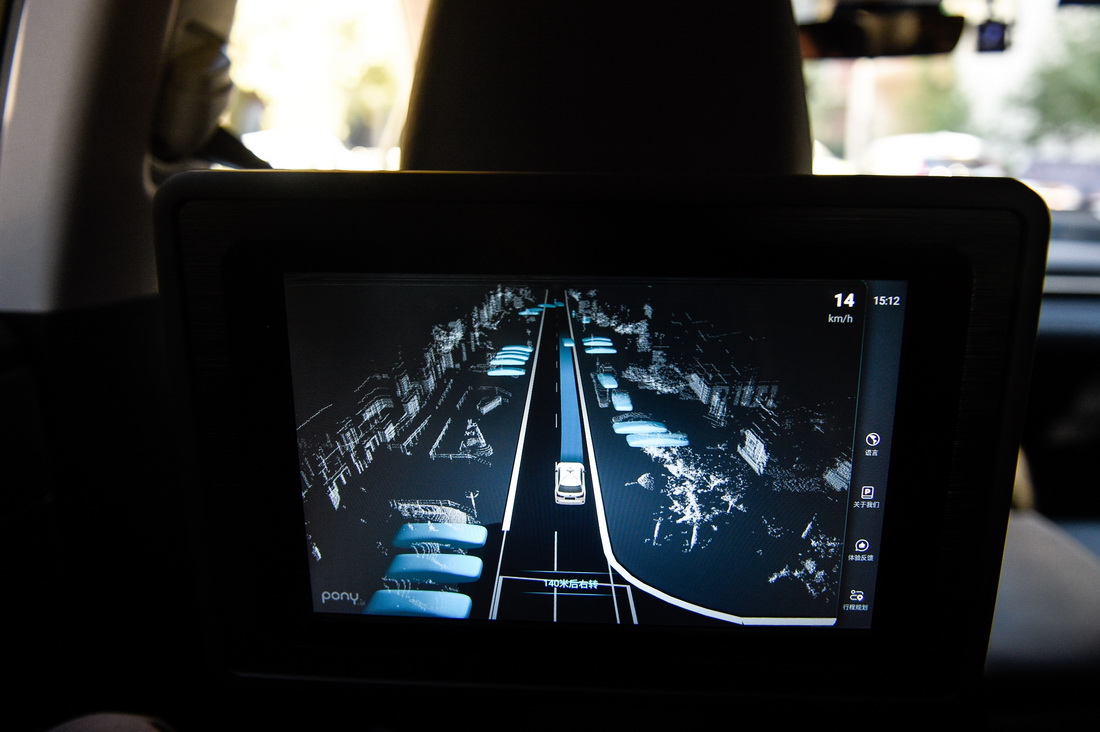 10月19日，在北京市亦庄一處測試路段，無人駕駛測試車輛內的顯示屏可以顯示測試車輛的行駛狀態和行程路線。