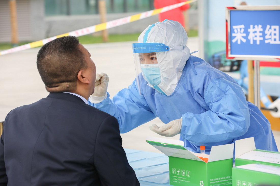 10月20日，市民在蘭州市城關區東方紅廣場核酸檢測點接受核酸採樣。新華社記者 馬希平 攝