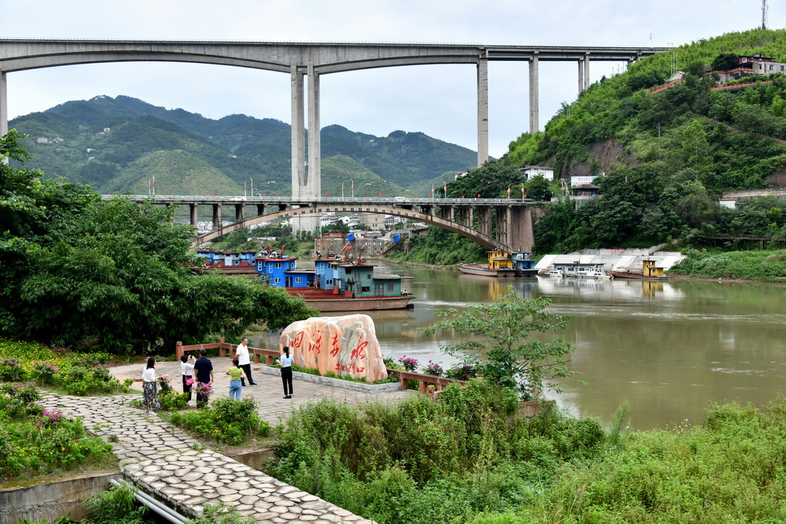 游客在貴州省遵義市習水縣土城鎮土城渡口參觀（2019年7月18日攝）。新華社發（羅星漢 攝）