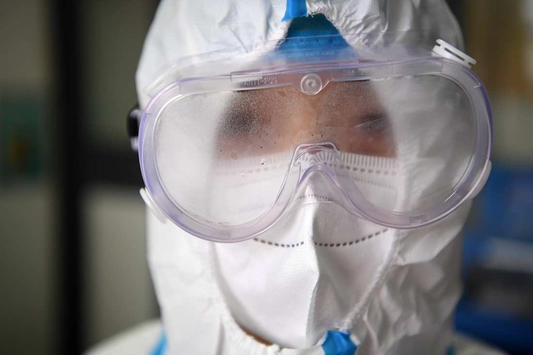 10月21日，蘭州大學第二醫院檢驗醫學中心檢驗師彭玲玲的防護鏡上沾滿了霧氣。