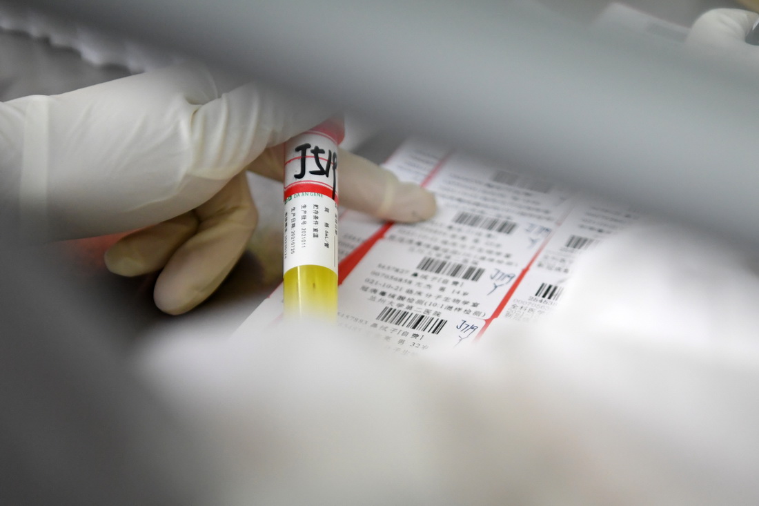 10月21日，蘭州大學第二醫院檢驗醫學中心檢驗師彭玲玲在核酸檢測實驗室核對標本編號。