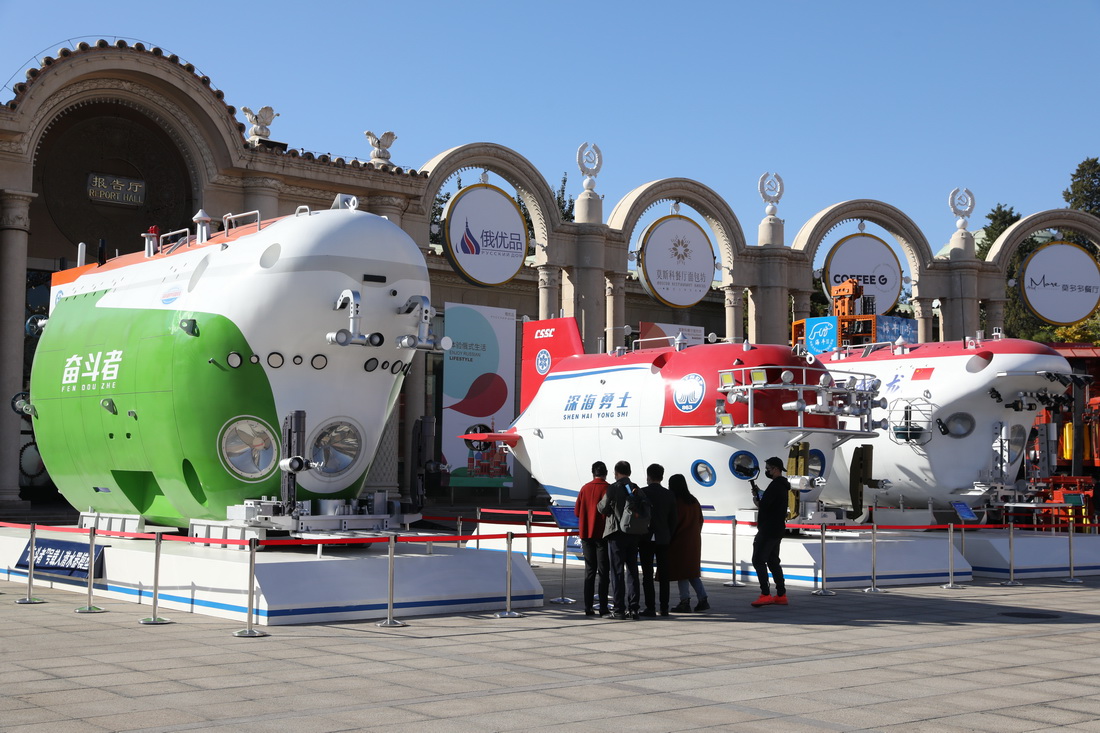 10月21日，觀眾在北京展覽館參觀科技創新成就展展出的載人潛水器。新華社記者 金立旺 攝