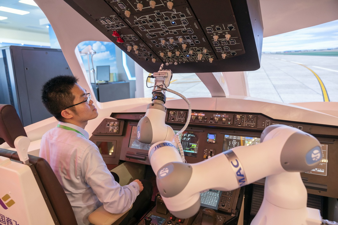 10月21日，在北京展覽館舉行的國家“十三五”科技創新成就展上，工作人員展示中國商飛公司的人機共駕智能飛行研究平台。新華社記者 才揚 攝