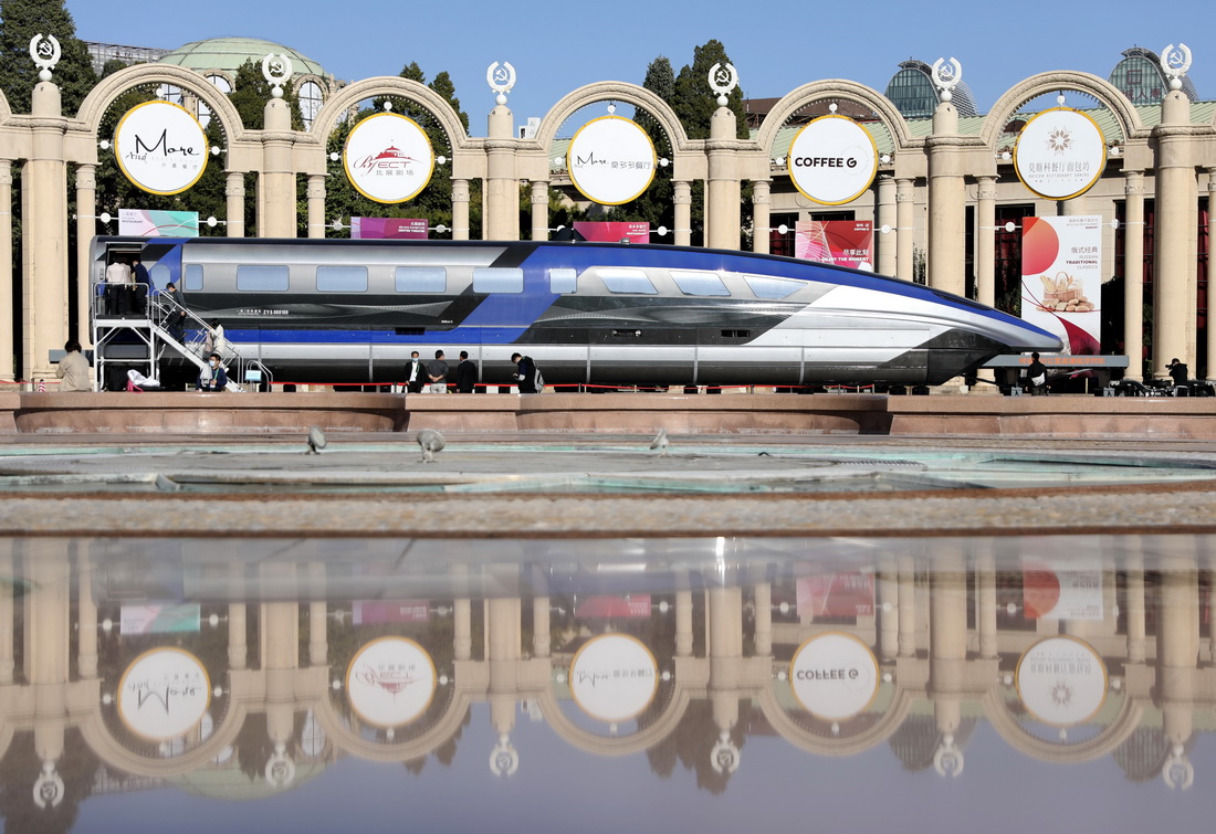 10月21日，觀眾在北京展覽館參觀科技創新成就展展出的時速600公裡的高速磁浮列車。新華社記者 金立旺 攝