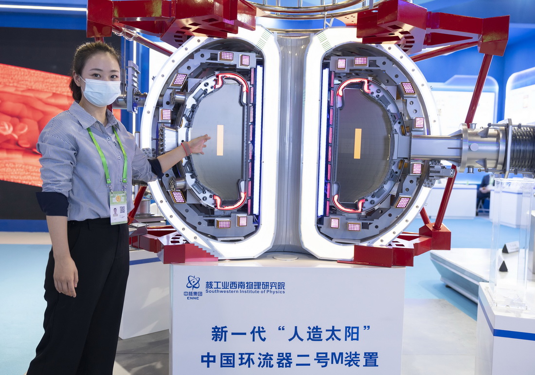 10月21日，在北京展覽館舉行的國家“十三五”科技創新成就展上，工作人員介紹新一代“人造太陽”中國環流器二號M裝置。新華社記者 才揚 攝