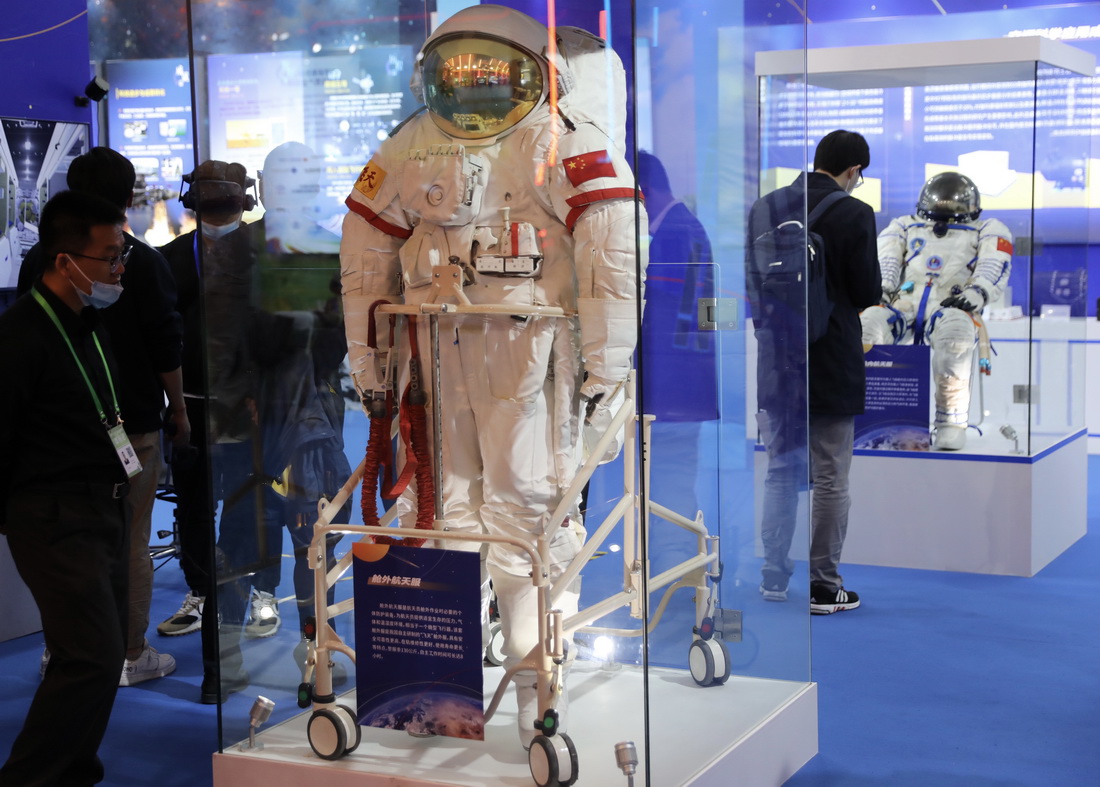 10月21日，觀眾在北京展覽館參觀科技創新成就展展出的航天服。新華社記者 金立旺 攝