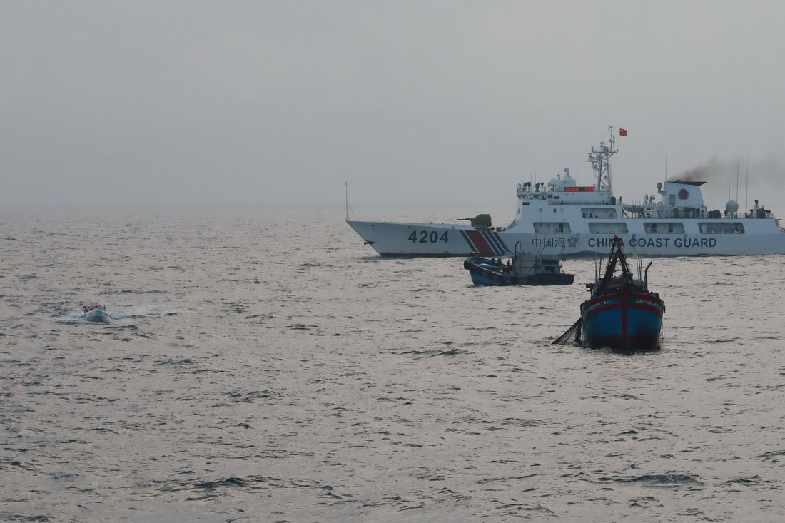 中國海警4204艦對在北部灣海域位我方一側海域非法捕撈的越南漁船進行驅離（10月19日攝）。新華社發（鄭建清 攝）