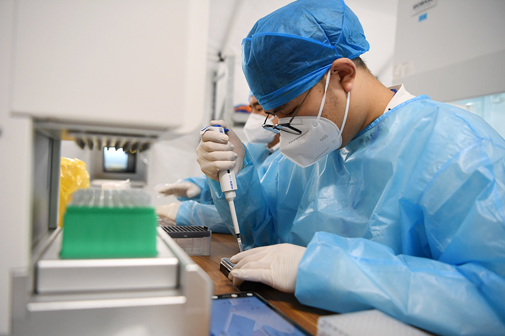 10月24日，工作人員在“獵鷹號”硬氣膜實驗室試劑准備區作業。