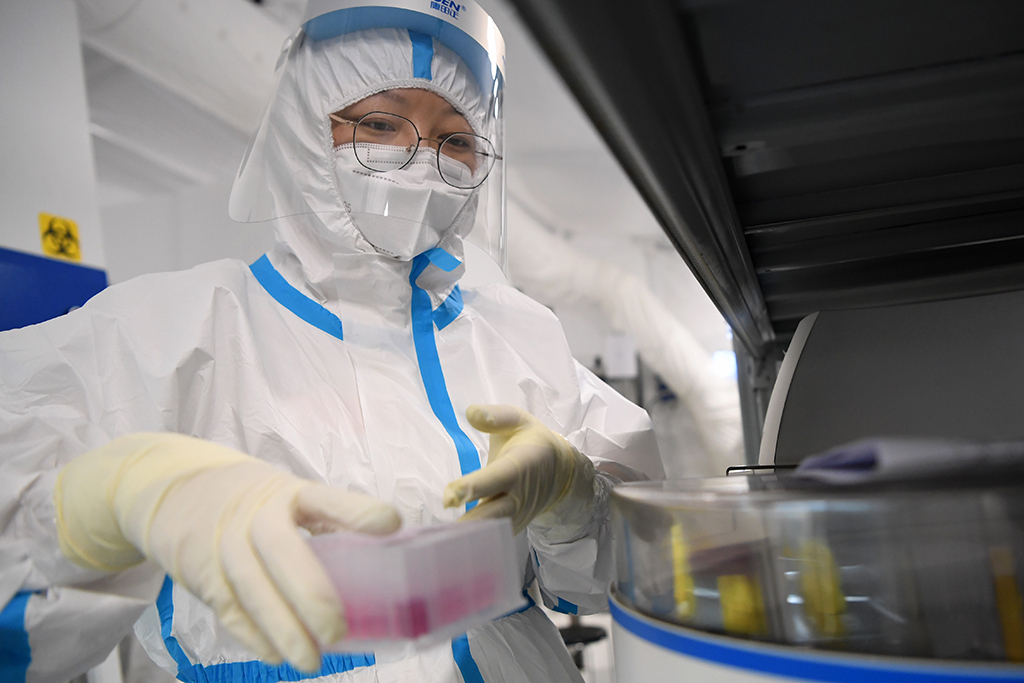10月24日，工作人員在“獵鷹號”硬氣膜實驗室樣本處理區作業。