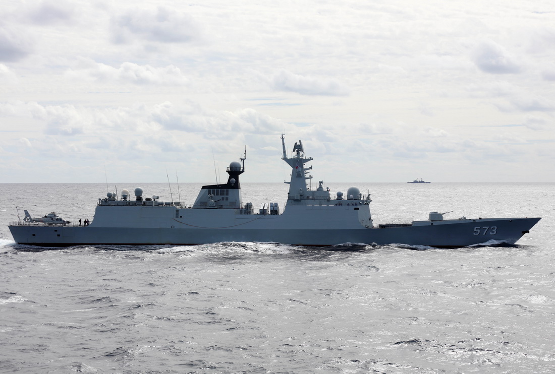 中俄海军首次海上联合巡航期间，日自卫队舰艇（后）对中方柳州舰（前）进行跟踪侦察（10月23日摄）。新华社发（李唐 摄）