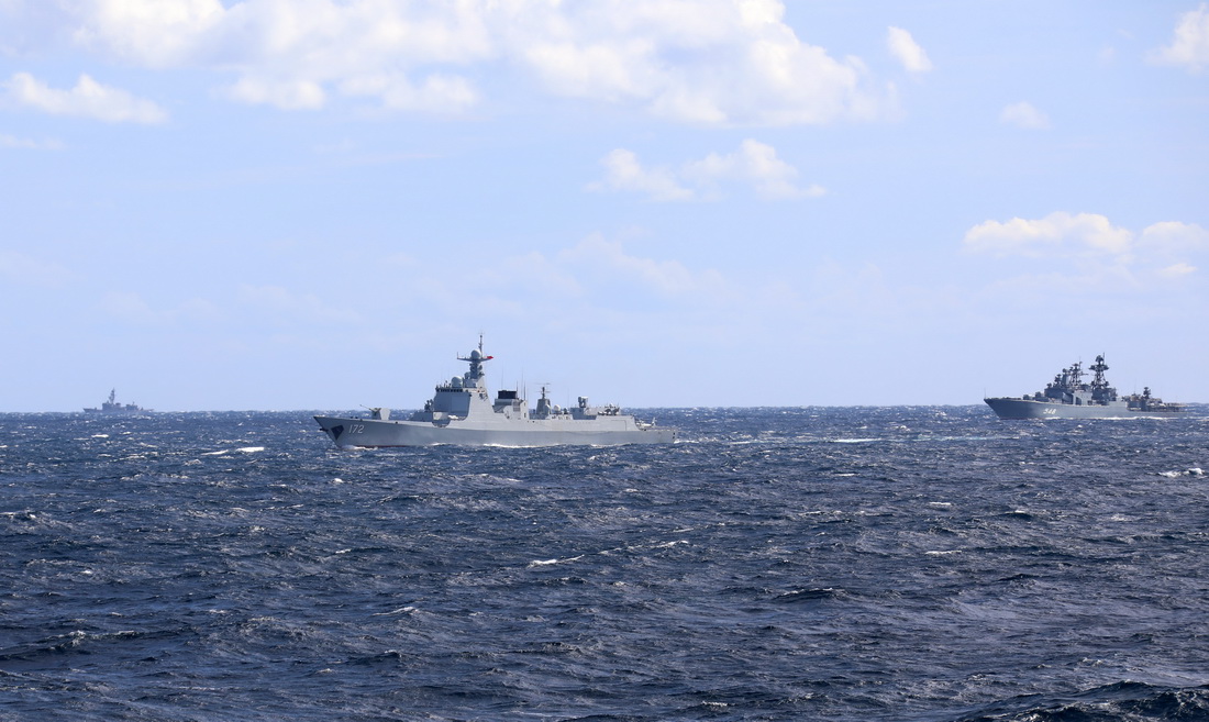 中俄海军首次海上联合巡航期间，日自卫队舰艇（左）对中方昆明舰（中）和俄大型反潜舰（右）进行跟踪侦察（10月23日摄）。新华社发（王锐涛 摄）