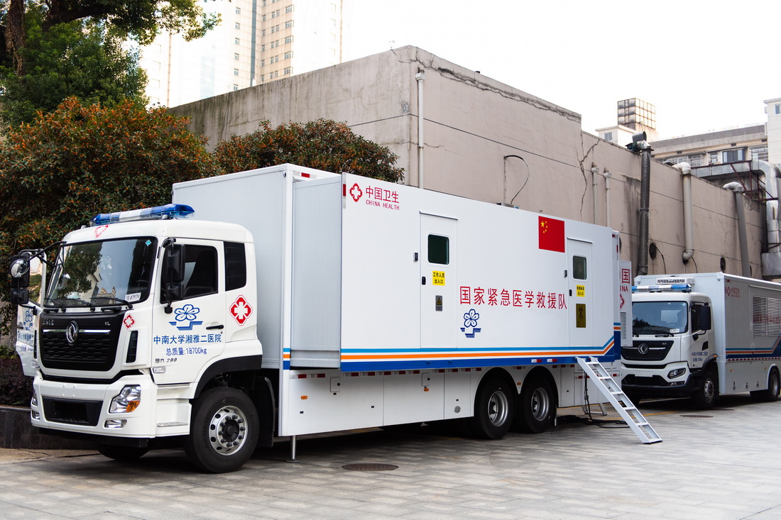 這是10月25日在中南大學湘雅二醫院拍攝的P2+移動生物檢測車。