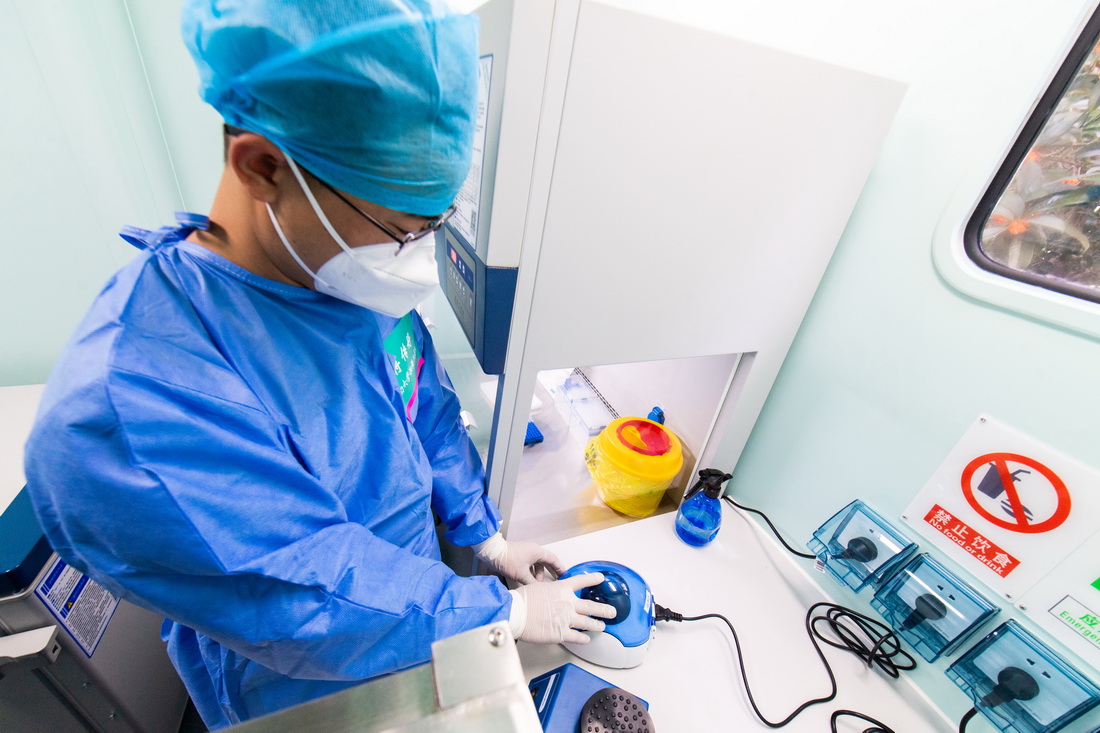 10月25日，中南大学湘雅二医院医生蒋传好在P2+移动生物检测车试剂准备间使用低速离心机。