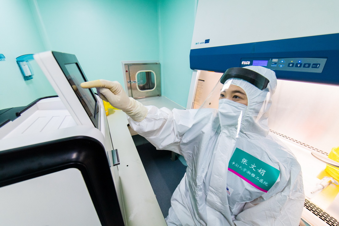 10月25日，中南大學湘雅二醫院醫生張文娟在P2+移動生物檢測車樣本制備間操作自動核酸提取儀。