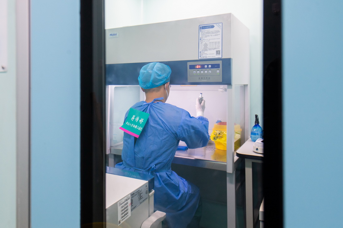 10月25日，中南大學湘雅二醫院醫生在P2+移動生物檢測車試劑准備間配置檢測試劑。