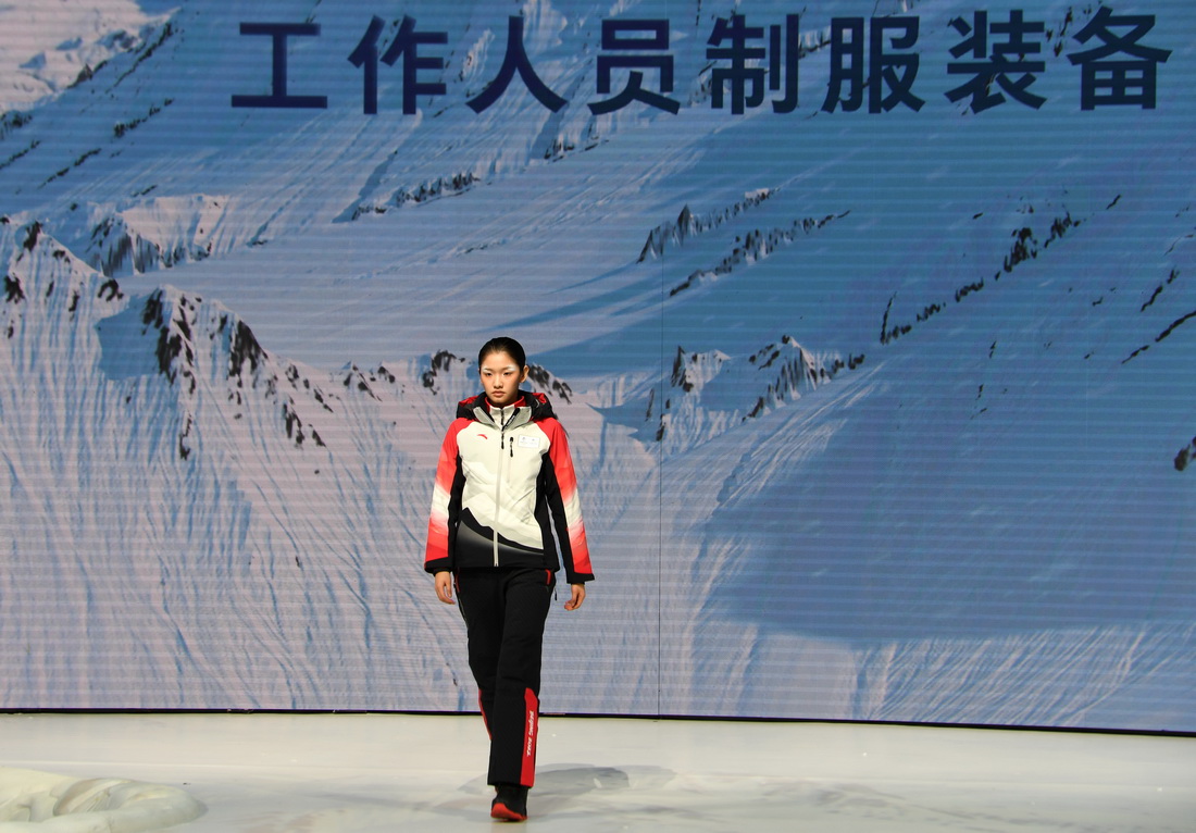10月27日，模特在发布会上展示工作人员制服装备。