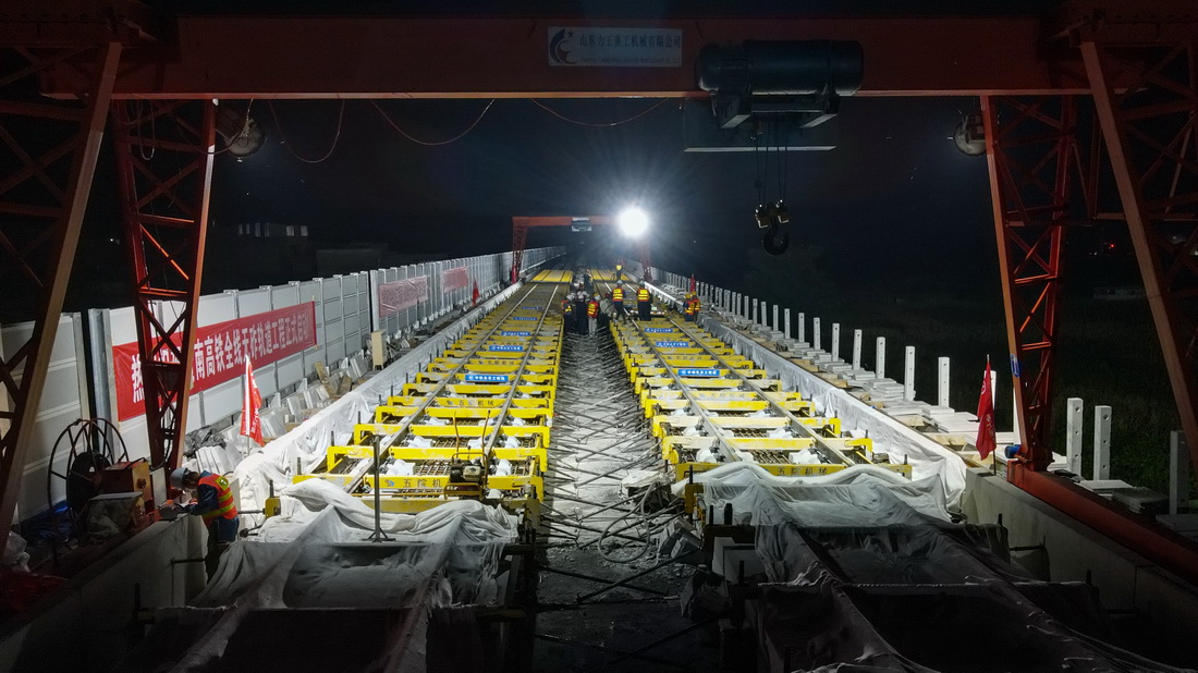 在贵南高铁广西段八仙双线特大桥施工现场，施工人员在铺设道床（10月27日摄，无人机照片）。