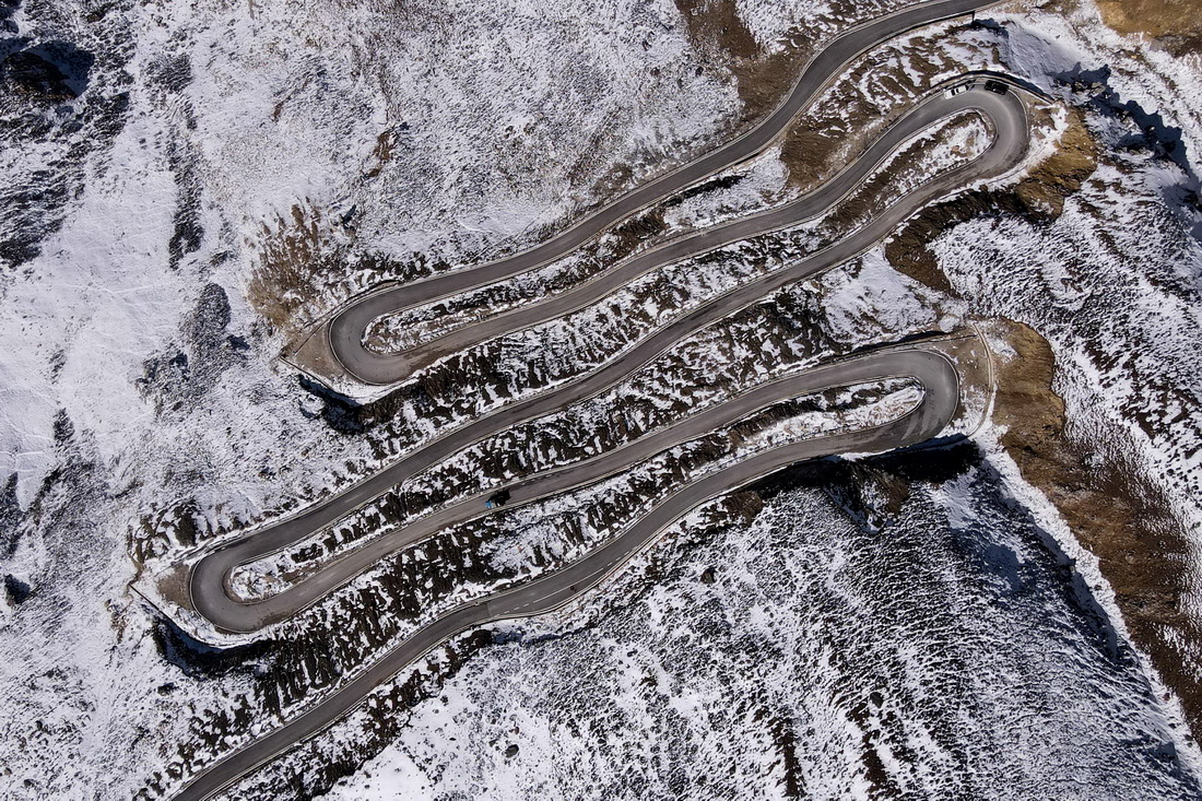 這是四川省甘孜藏族自治州巴塘縣境內通往藏巴拉雪山埡口的公路（10月23日攝，無人機照片）。新華社記者 胥冰潔 攝