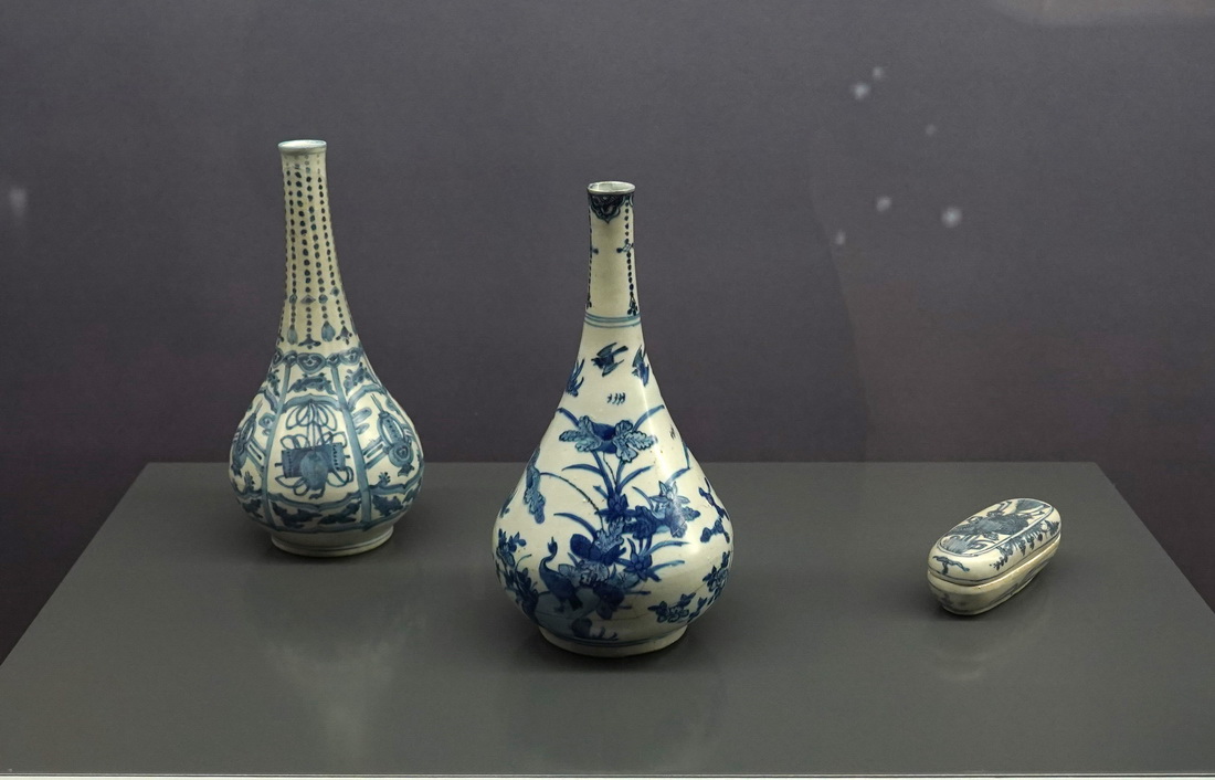 在上海博物館展出的法國吉美國立亞洲藝術博物館藏來自中國景德鎮的瓷器（10月28日攝）。