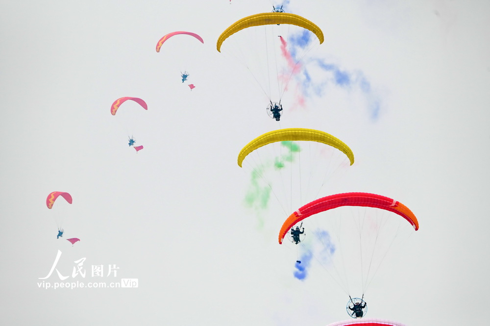 2021年10月29日，江西省南昌市，動力傘飛行表演隊進行表演。