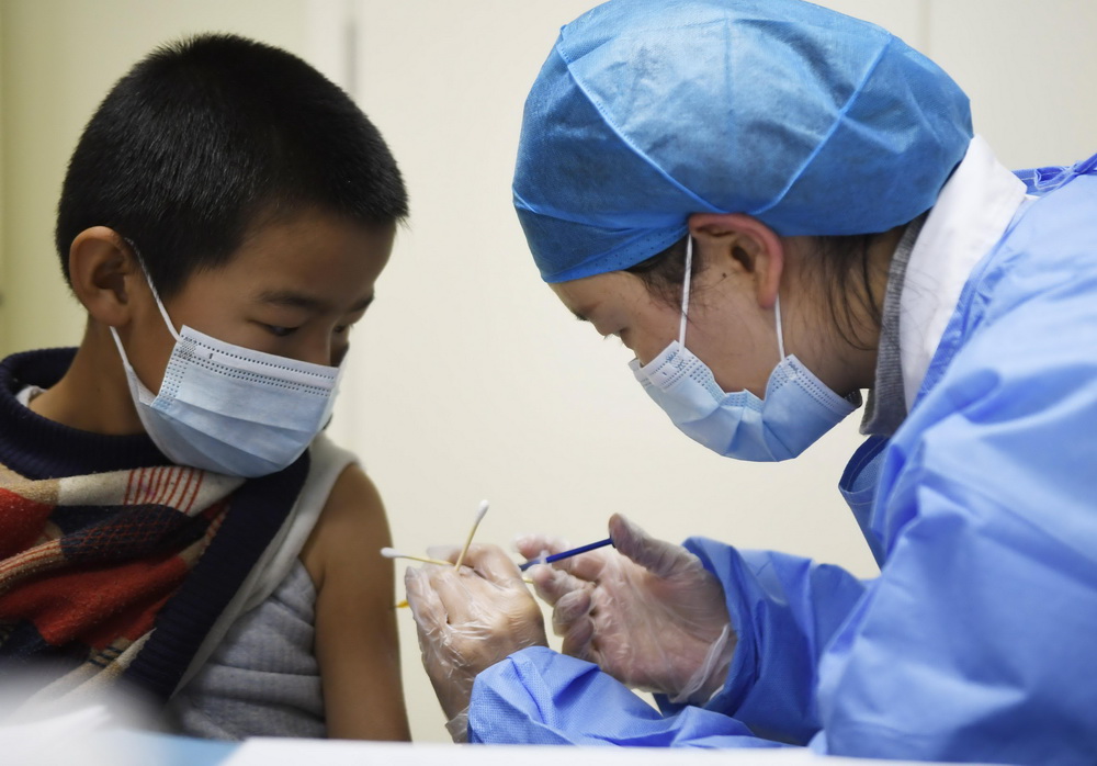 10月29日，甘肃省永靖县的小学生在接种疫苗。