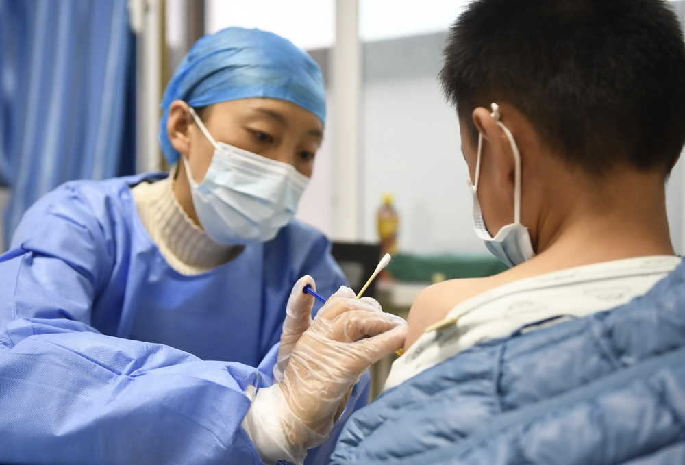 10月29日，甘肅省永靖縣的小學生在接種疫苗。