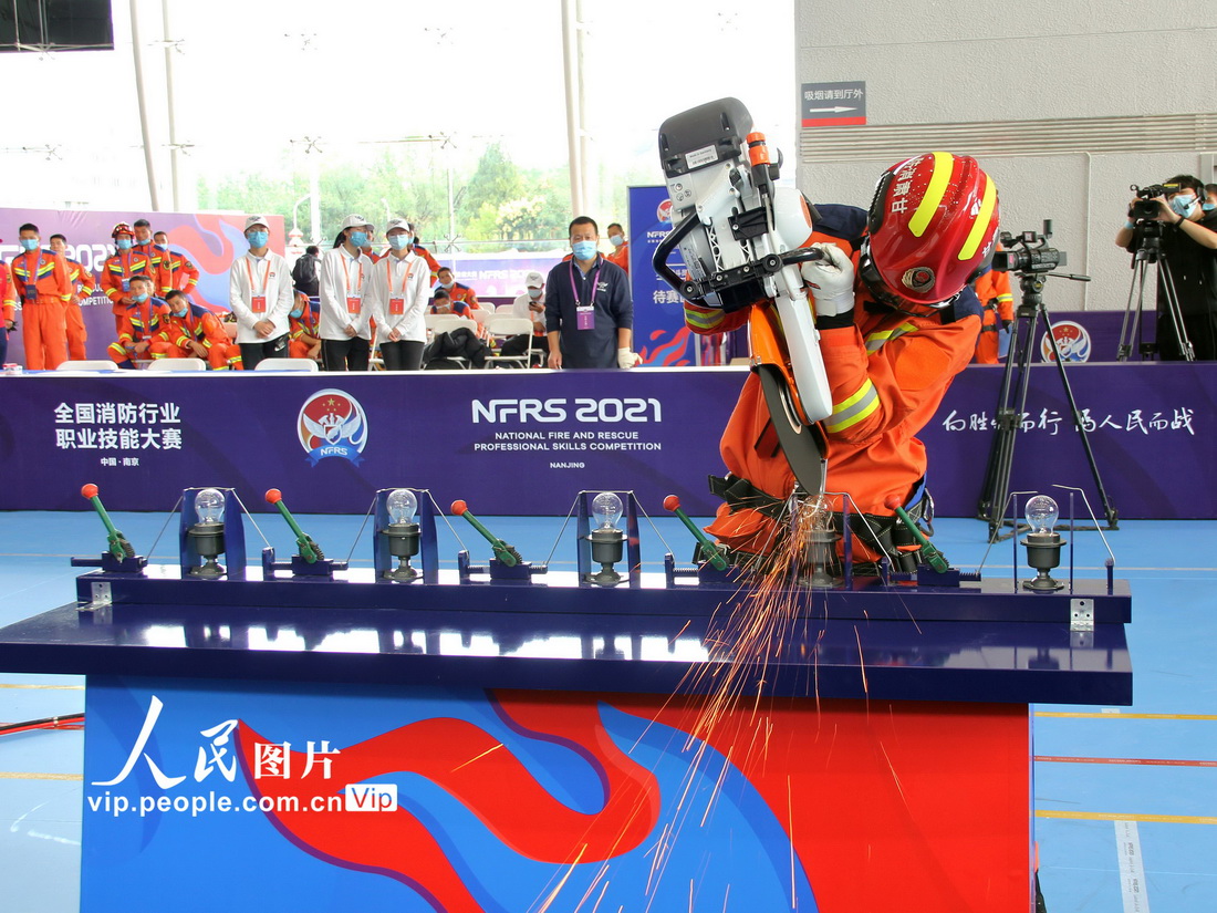 2021年10月28日，在南京舉行的全國消防行業職業技能大賽攻堅技巧模塊現場，滅火戰斗員操作9公斤金屬切割機切斷距燈泡僅3毫米鐵絲。