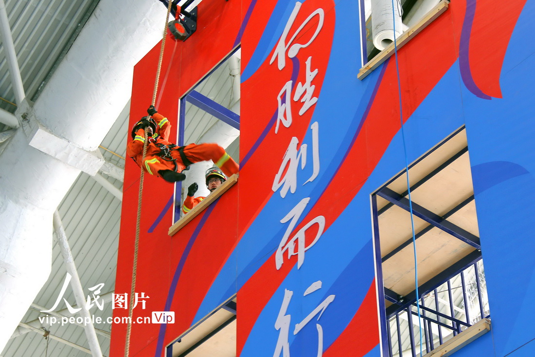 2021年10月28日，在南京舉行的全國消防行業職業技能大賽攻堅技巧模塊現場，滅火戰斗員進行攀繩上樓和點降比賽。