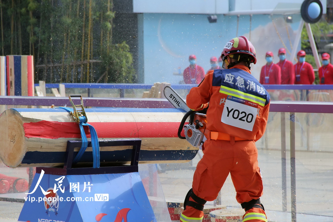 2021年10月28日，在南京舉行的全國消防行業職業技能大賽綜合救助模塊現場，參賽選手使用機動鏈鋸切割滾木。