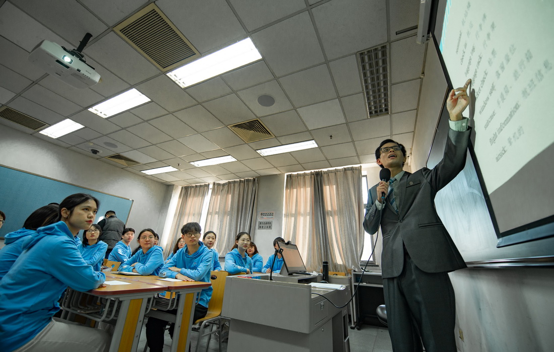 10月31日，北京語言大學的志願者們在上冬奧通用英語培訓課。