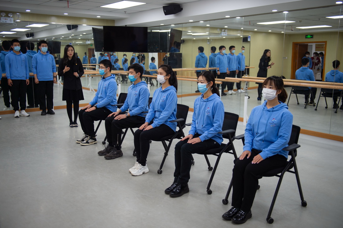 10月31日，北京語言大學的志願者們在進行冬奧志願禮儀實操培訓。