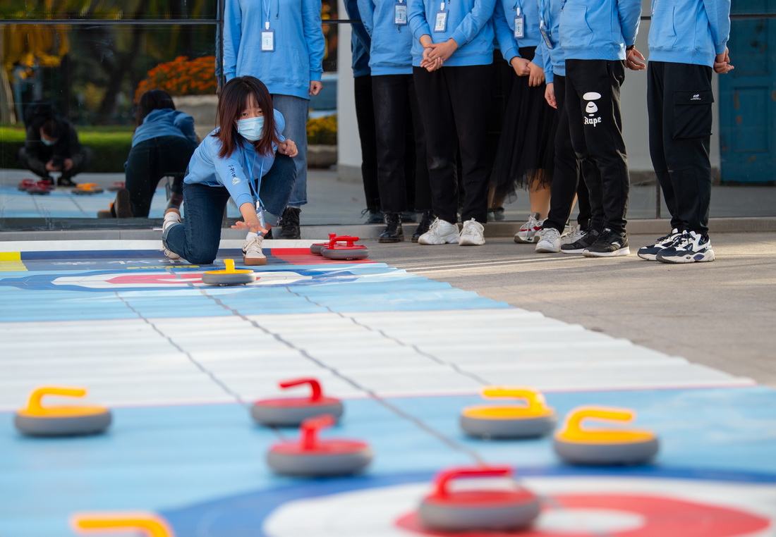 10月31日，北京語言大學的志願者在體驗旱地冰壺。