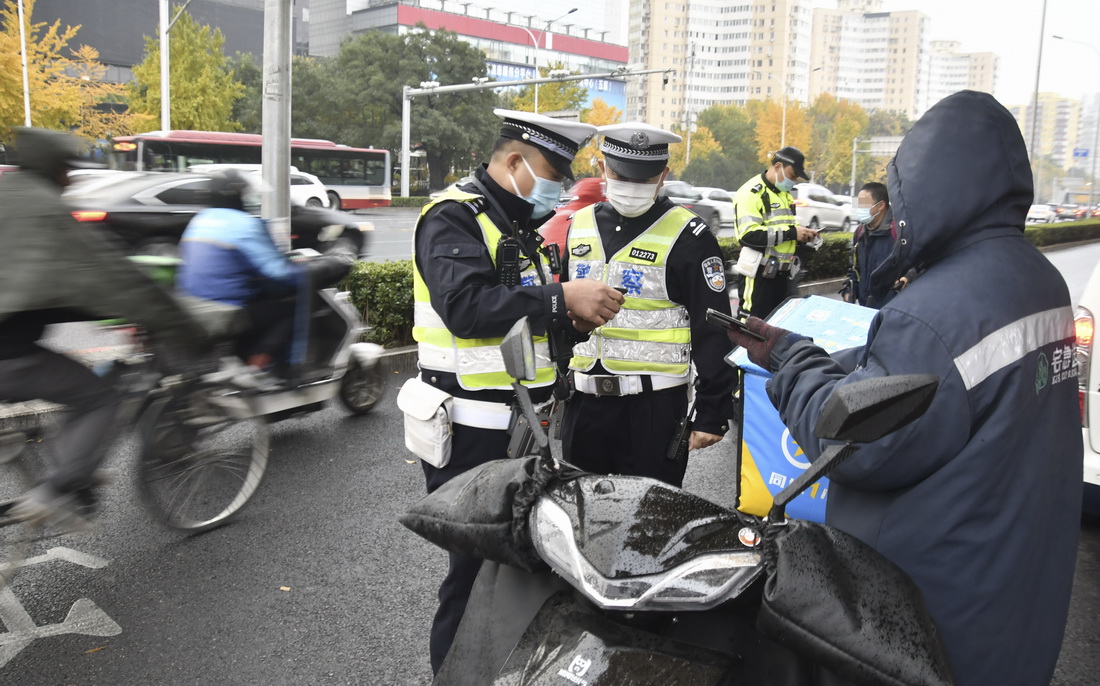 11月1日，交通警察在海淀区中关村大街进行电动自行车车辆信息核查。