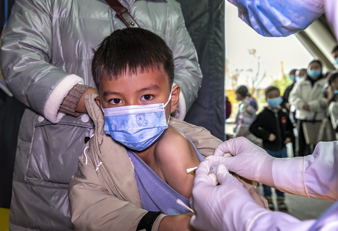 11月1日，贵州省黔西市奥林匹克体育中心疫苗接种点，学生在进行疫苗接种。新华社发（范晖摄）