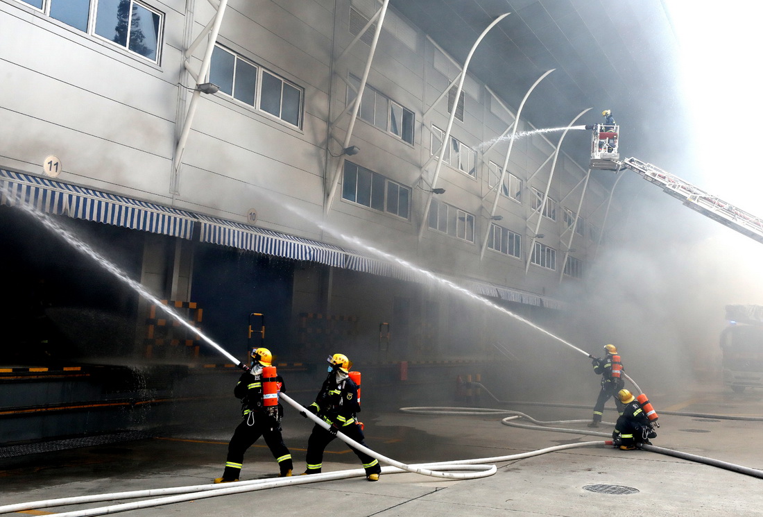 11月1日，消防員在進行大型倉儲滅火演練。