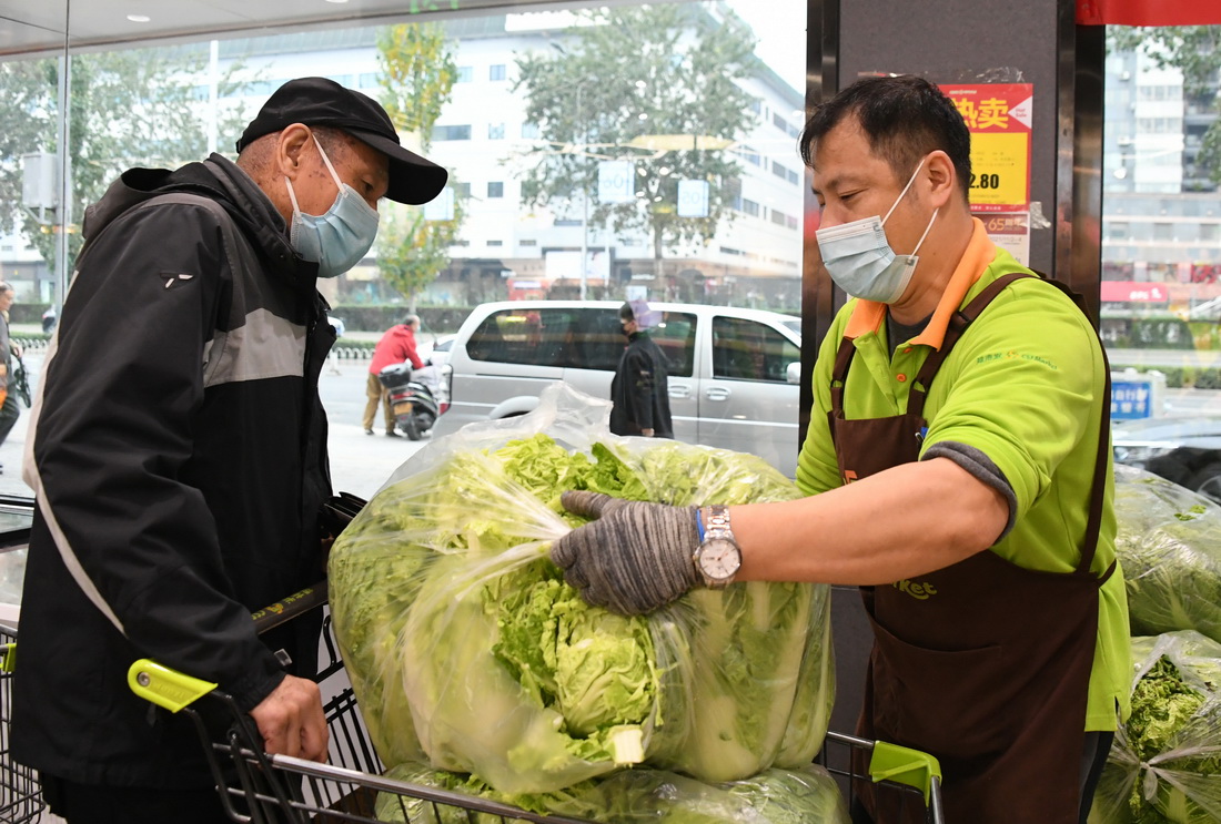 11月2日，在超市發雙榆樹店，市民（左）在選購大白菜。