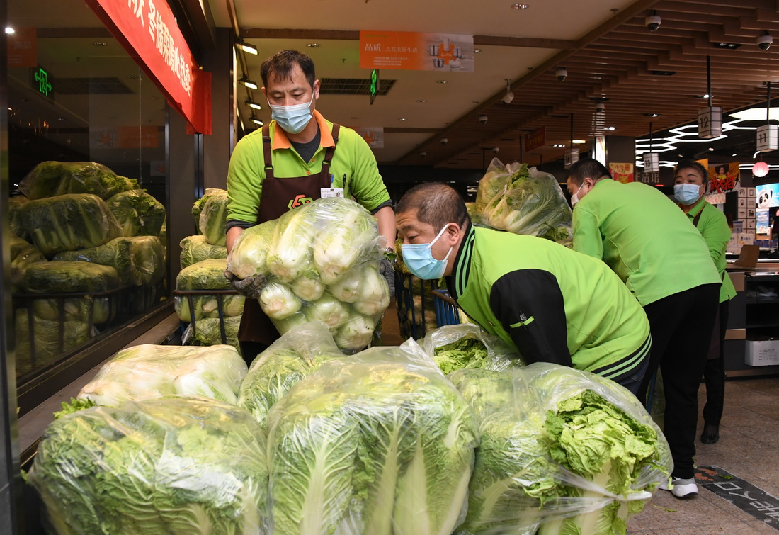 11月2日，在超市發雙榆樹店，工作人員在碼放大白菜。