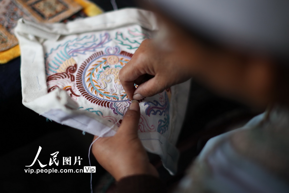 2021年11月2日，在贵州省三都水族自治县雪花湖移民社区一家马尾绣手工坊，水族手工艺人在制作马尾绣。 
