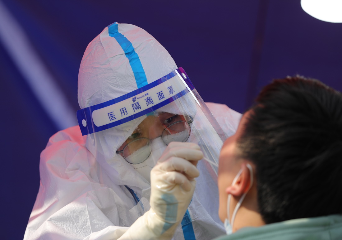 11月2日，醫務人員在西寧市殷家庄社區為居民做核酸採樣。新華社發（馬怡睿攝）