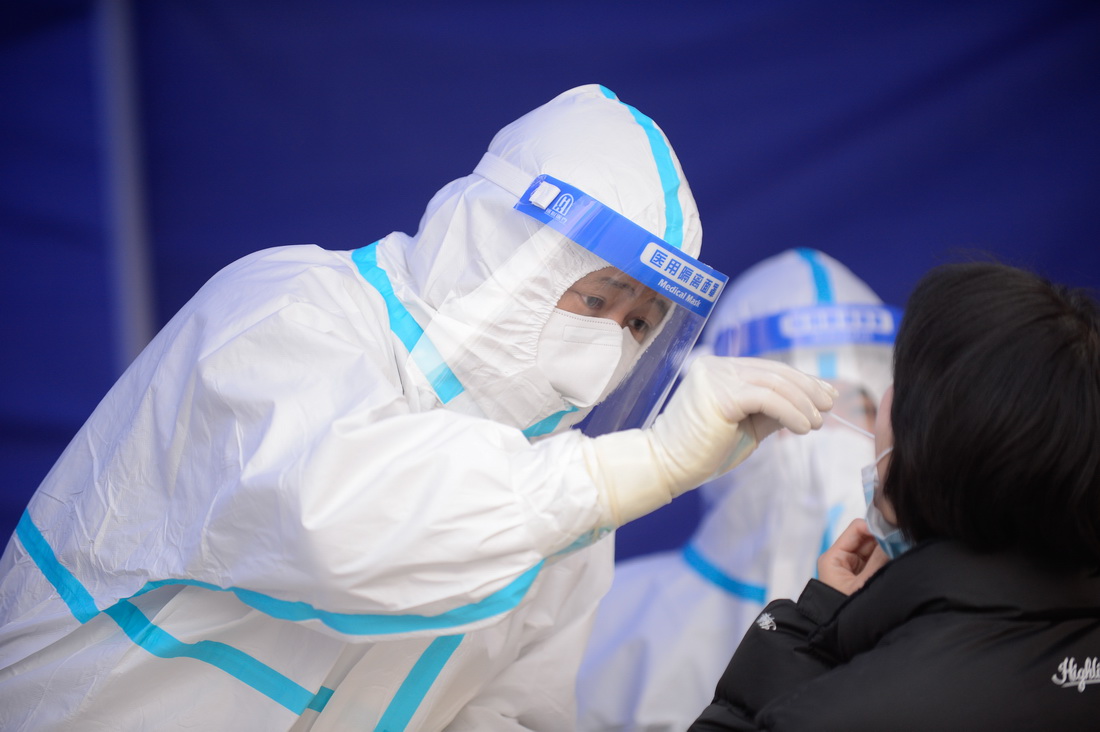 11月2日，在西寧市城西區一核酸檢測點，醫務人員對市民進行核酸採樣。新華社記者 張曼怡 攝