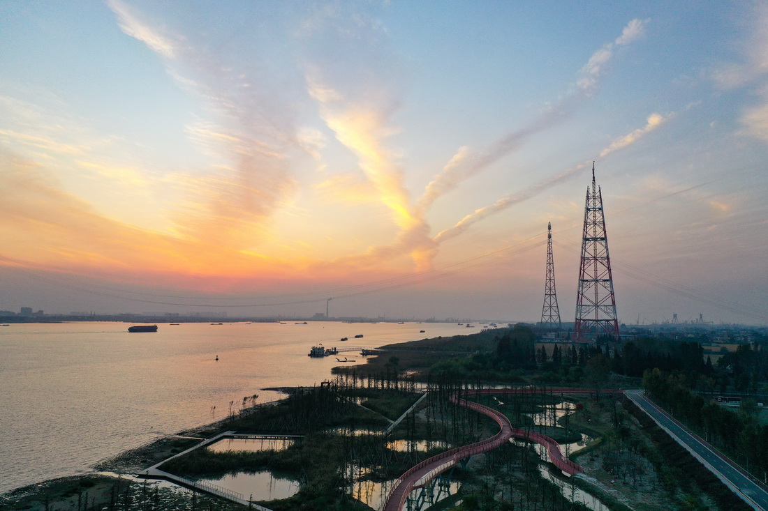 這是建設中的江蘇鳳城—梅裡500千伏線路長江大跨越工程（11月3日攝，無人機照片）。