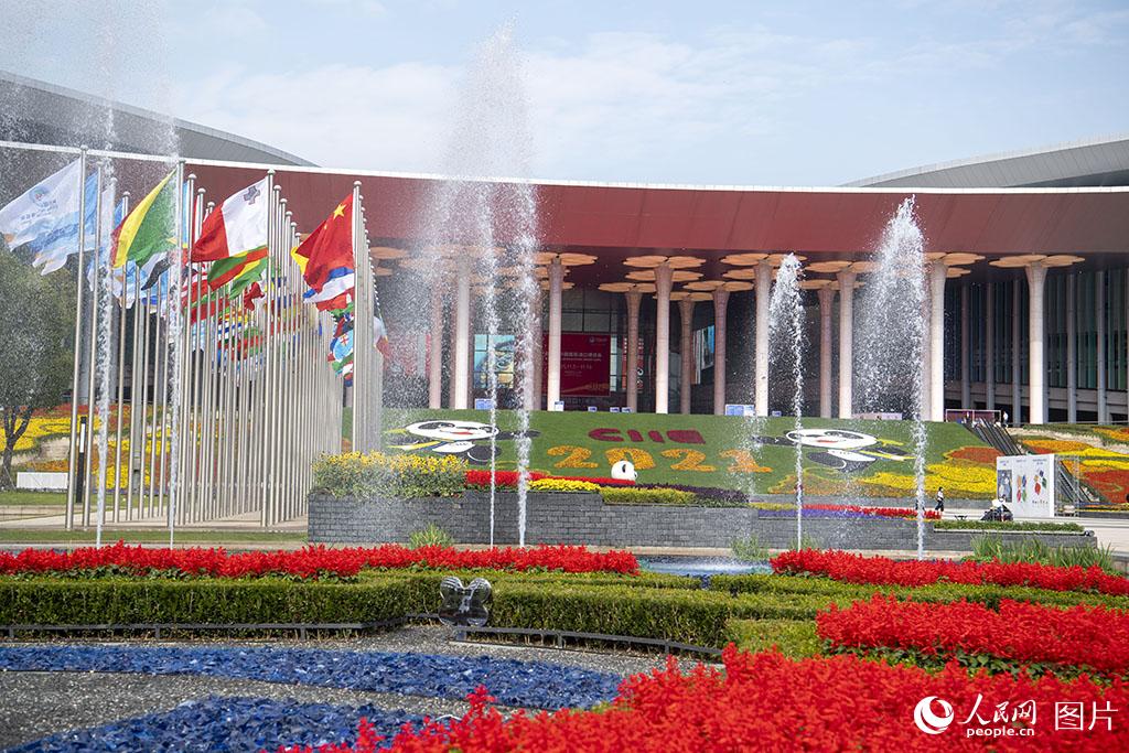 11月4日，國家會展中心（上海）南廣場，大型花壇鮮花怒放，各國國旗迎風招展。人民網記者 翁奇羽攝