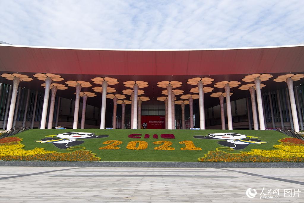 11月4日，国家会展中心（上海）南广场，大型花坛鲜花怒放。人民网记者 翁奇羽摄