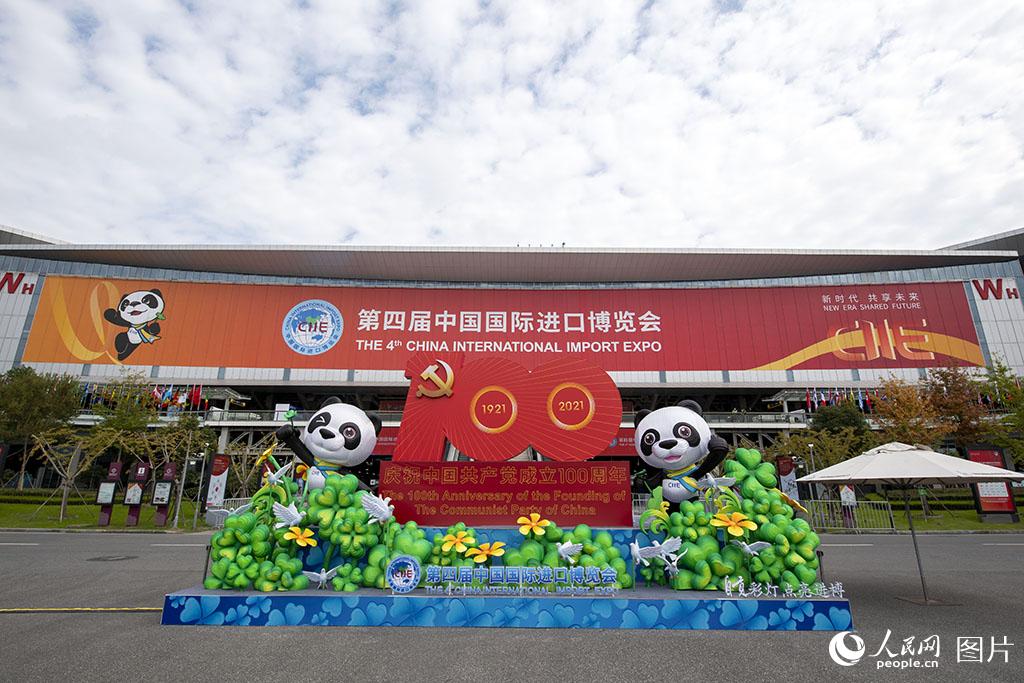 11月4日拍攝的國家會展中心（上海）西入口處的鮮花景觀。人民網記者 翁奇羽攝