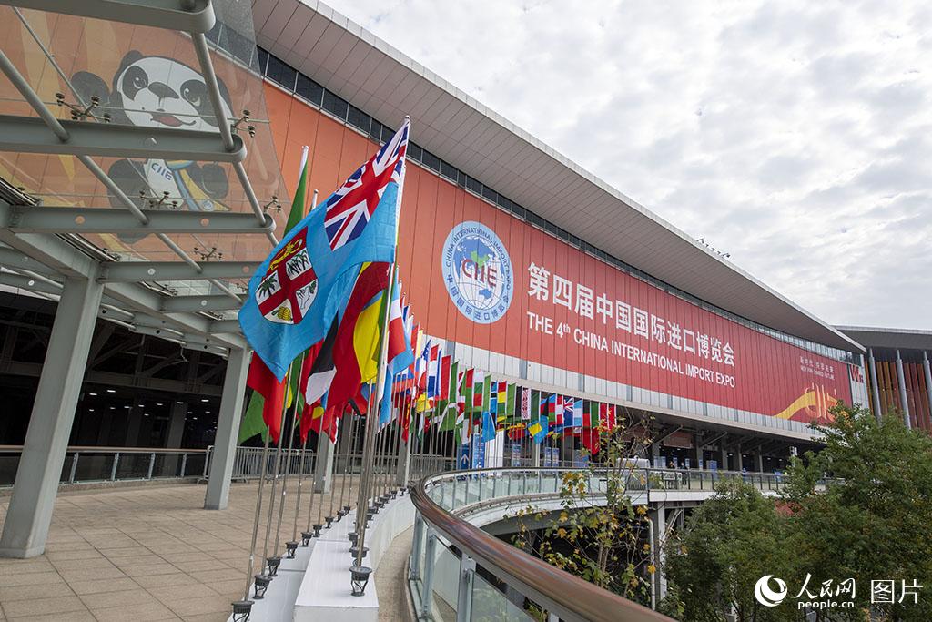 11月4日，國家會展中心（上海）西入口處，各國國旗迎風招展。人民網記者 翁奇羽攝