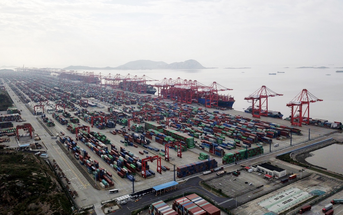 11月3日拍攝的上海洋山港集裝箱碼頭（無人機照片）。新華社記者 丁汀 攝
